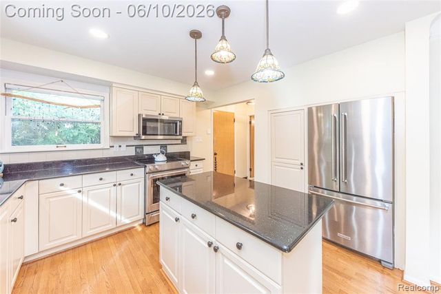 3887 Stonecrest Road, West Bloomfield, MI 48322