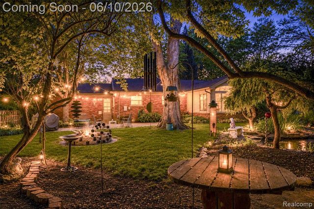 3887 Stonecrest Road, West Bloomfield, MI 48322