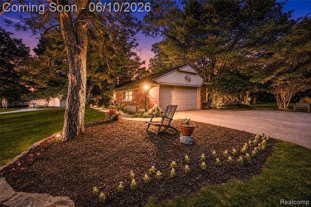 3887 Stonecrest Road, West Bloomfield, MI 48322