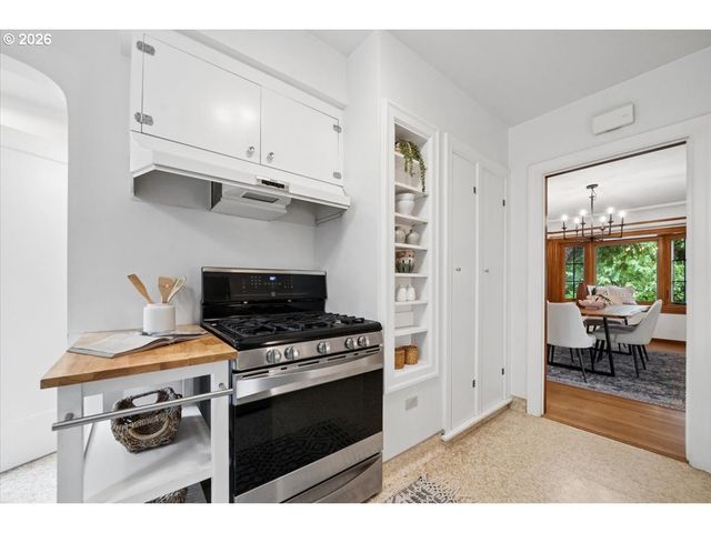 2706 Ne AINSWORTH St, Portland, OR 97211