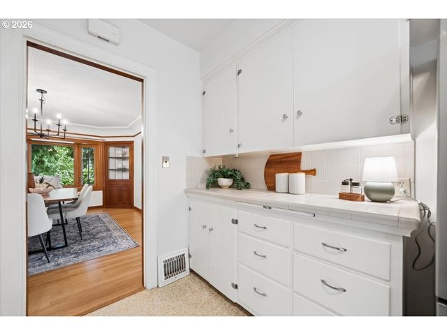 2706 Ne AINSWORTH St, Portland, OR 97211