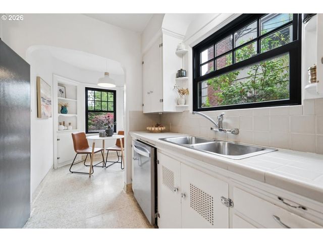 2706 Ne AINSWORTH St, Portland, OR 97211