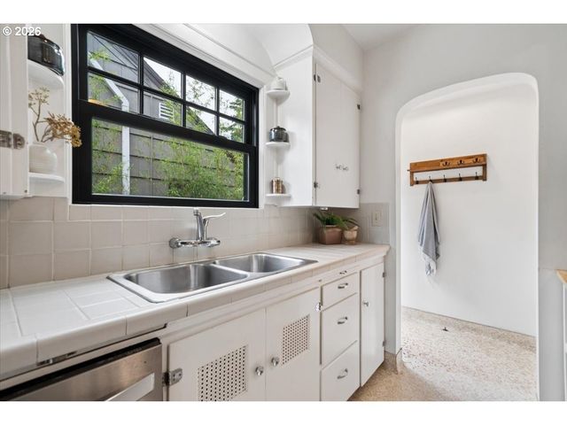 2706 Ne AINSWORTH St, Portland, OR 97211