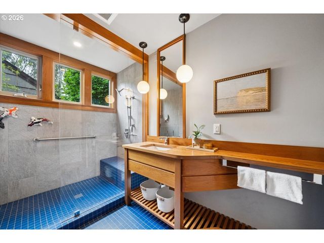 2706 Ne AINSWORTH St, Portland, OR 97211