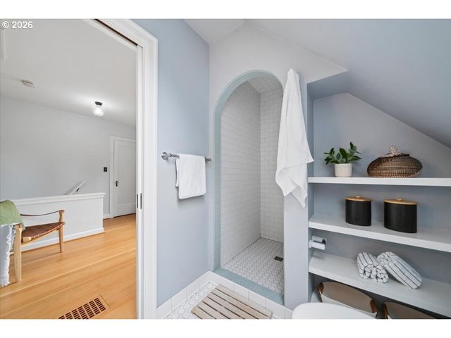 2706 Ne AINSWORTH St, Portland, OR 97211