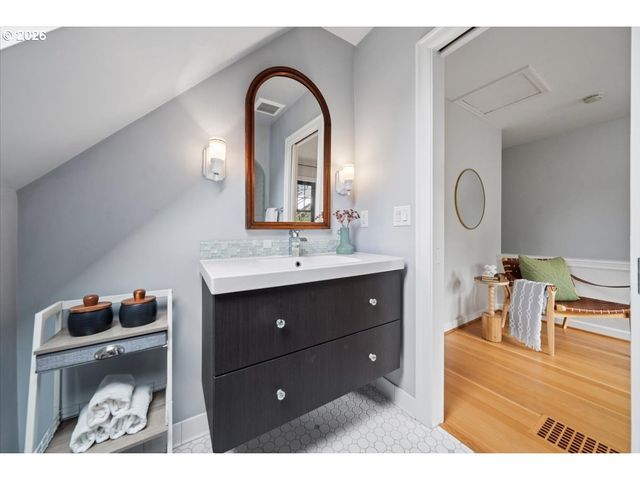 2706 Ne AINSWORTH St, Portland, OR 97211