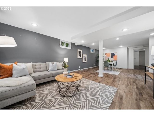 2706 Ne AINSWORTH St, Portland, OR 97211