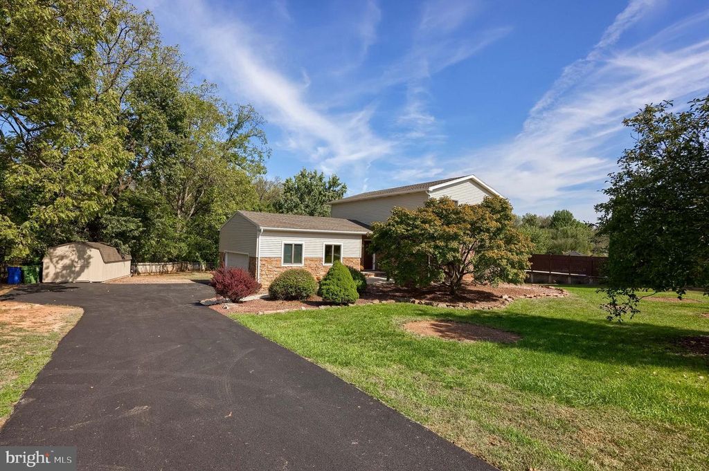 2751 LEWISBERRY RD, York, PA 17404