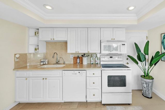 250 N Bradley Place 402, Palm Beach, FL 33480