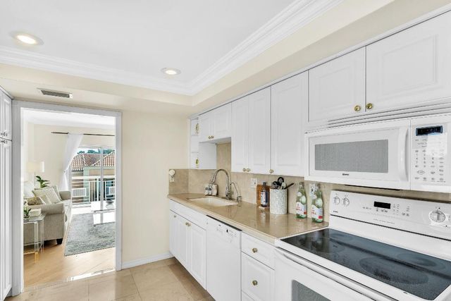 250 N Bradley Place 402, Palm Beach, FL 33480