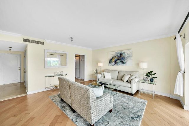 250 N Bradley Place 402, Palm Beach, FL 33480