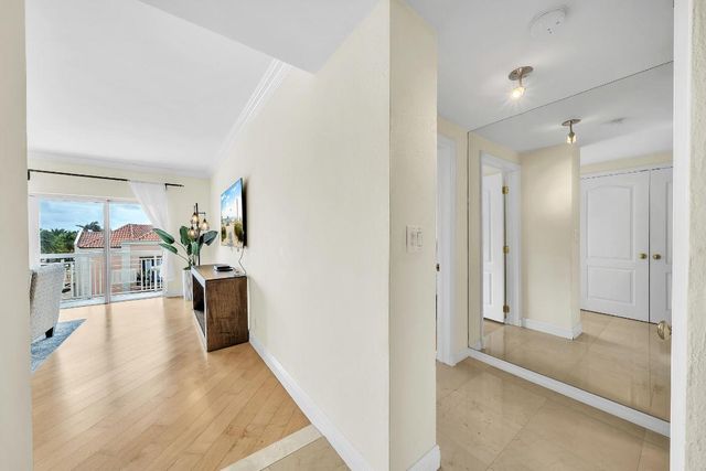 250 N Bradley Place 402, Palm Beach, FL 33480