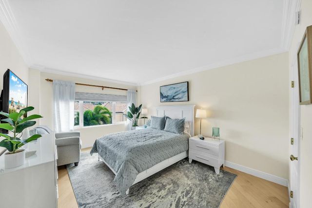 250 N Bradley Place 402, Palm Beach, FL 33480