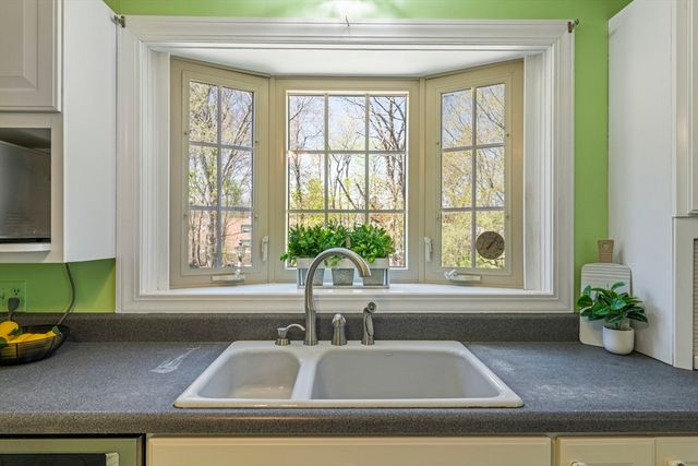 33 Hapgood Rd, Worcester, MA 01605