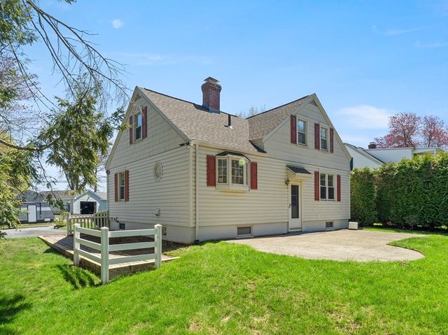 33 Hapgood Rd, Worcester, MA 01605