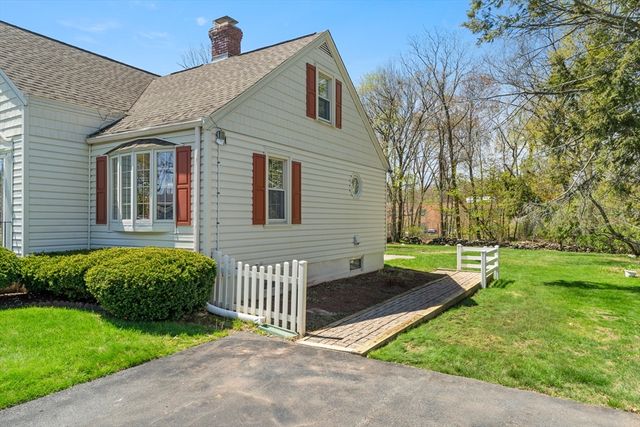33 Hapgood Rd, Worcester, MA 01605