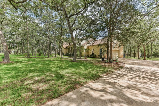 109 Elm Wood DR, Elgin, TX 78621
