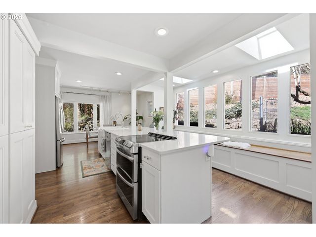 100 Nw PITTOCK Ave, Portland, OR 97210