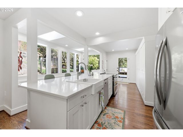 100 Nw PITTOCK Ave, Portland, OR 97210