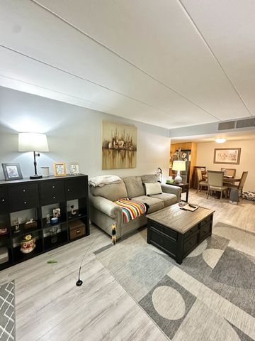 2900 Maple Avenue 24A, Downers Grove, IL 60515