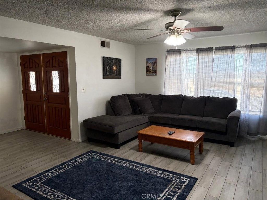 Image 4 of property listing at 15034 Apple Valley, Apple Valley, CA 92307