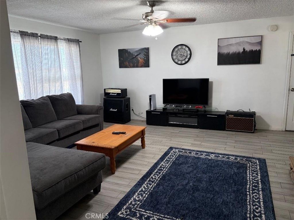 Image 5 of property listing at 15034 Apple Valley, Apple Valley, CA 92307