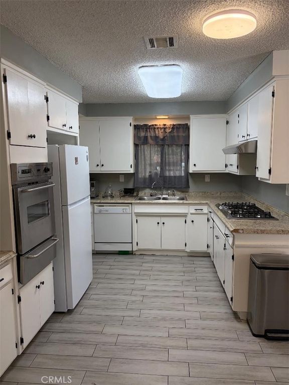 Image 7 of property listing at 15034 Apple Valley, Apple Valley, CA 92307