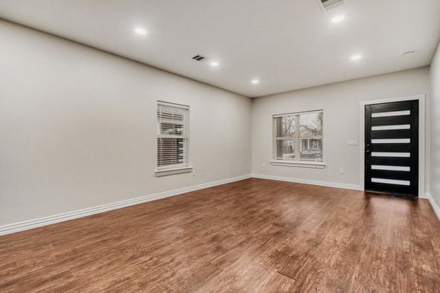 713 S Willomet Avenue, Dallas, TX 75208
