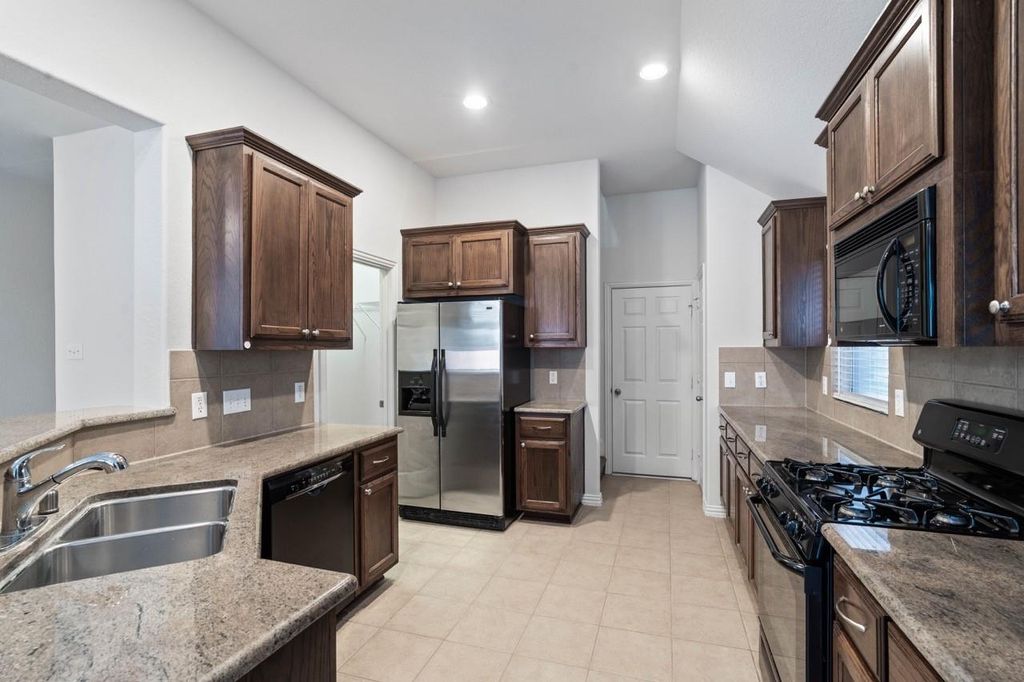 Image 4 of property listing at 4327 Wellington Grove Lane, Katy, TX 77494