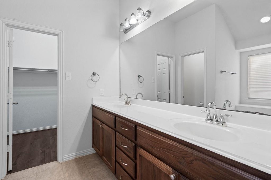 Image 7 of property listing at 4327 Wellington Grove Lane, Katy, TX 77494