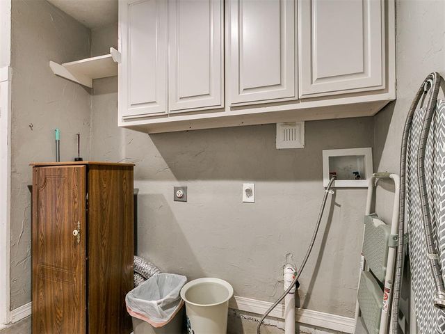 9805 Chesterton Place, The Village, OK 73120