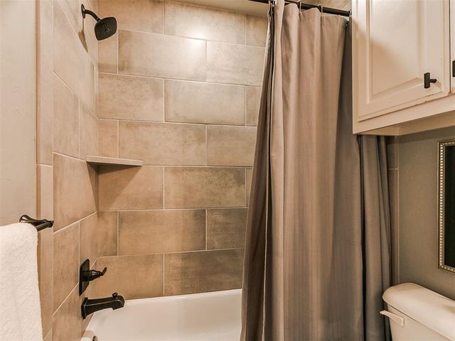 9805 Chesterton Place, The Village, OK 73120