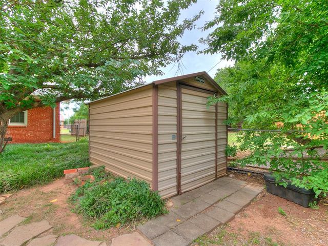 9805 Chesterton Place, The Village, OK 73120