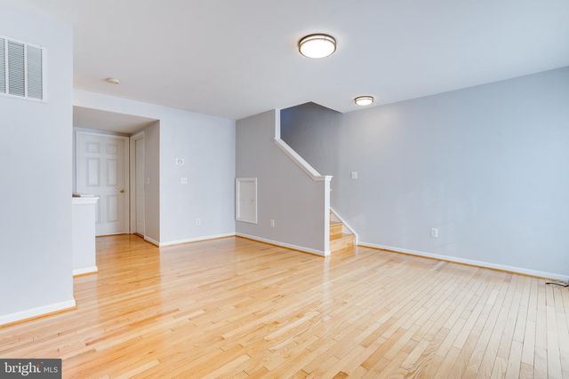 4242 WHEELED CAISSON SQ, Fairfax, VA 22033