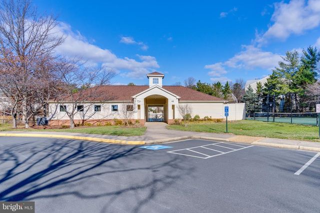 4242 WHEELED CAISSON SQ, Fairfax, VA 22033