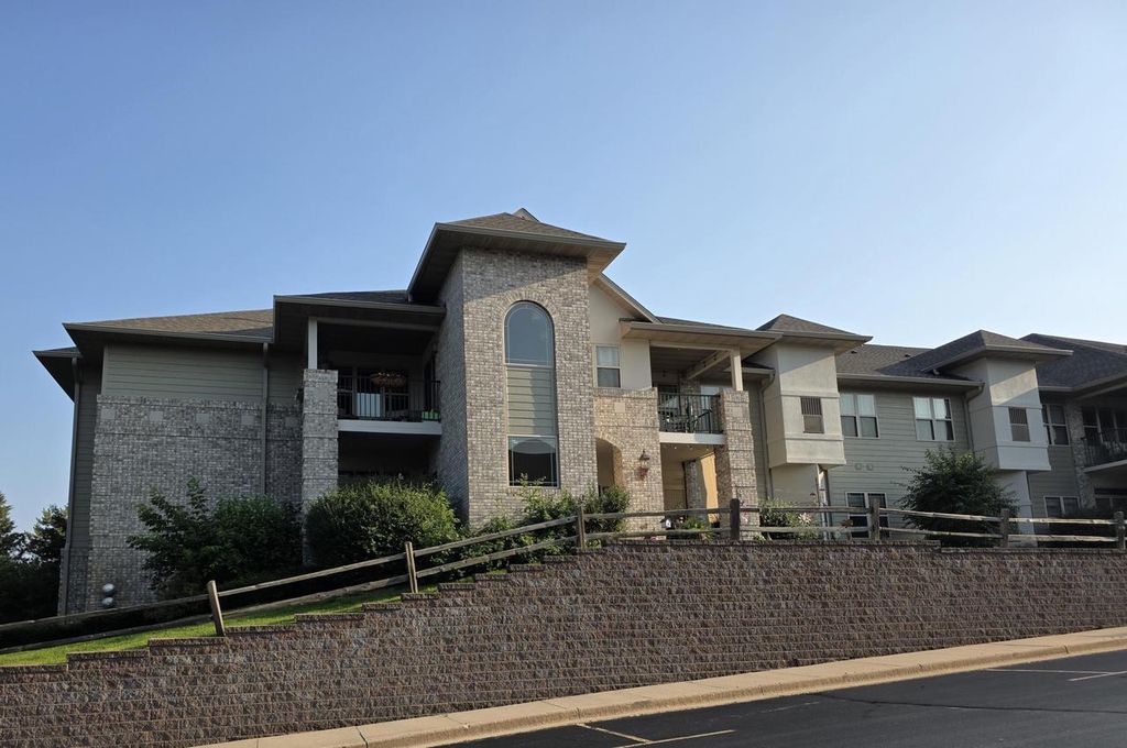 450 N Silverbrook DRIVE #208, West Bend, WI 53090