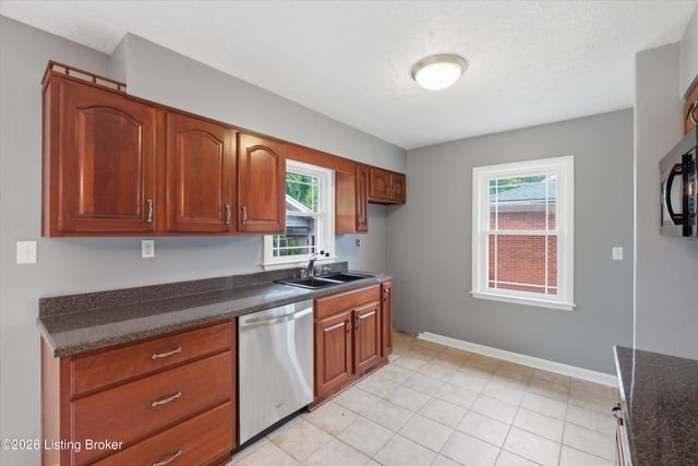 3241 Poplar View Dr, Louisville, KY 40216