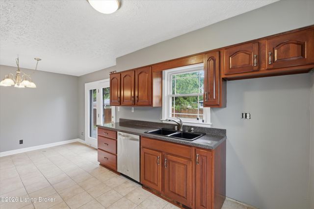 3241 Poplar View Dr, Louisville, KY 40216