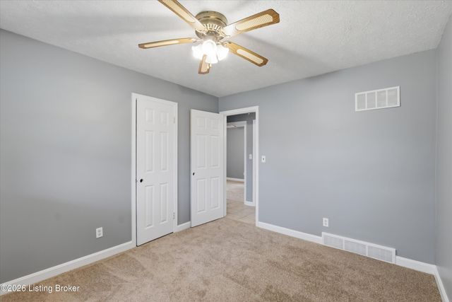 3241 Poplar View Dr, Louisville, KY 40216