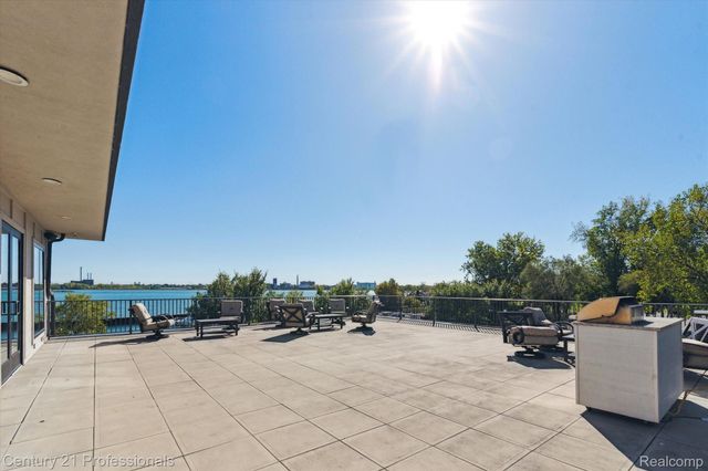 3320 SPINNAKER Lane 11B, Detroit, MI 48207