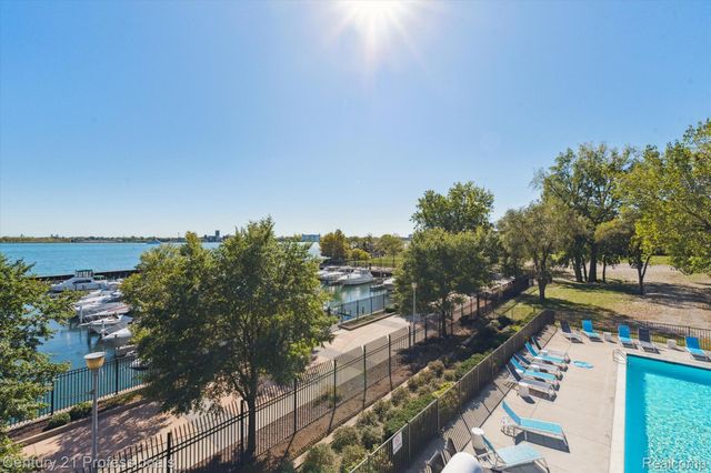 3320 SPINNAKER Lane 11B, Detroit, MI 48207