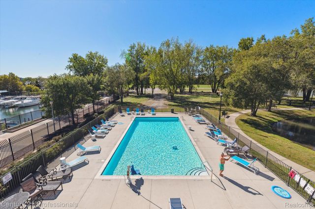 3320 SPINNAKER Lane 11B, Detroit, MI 48207