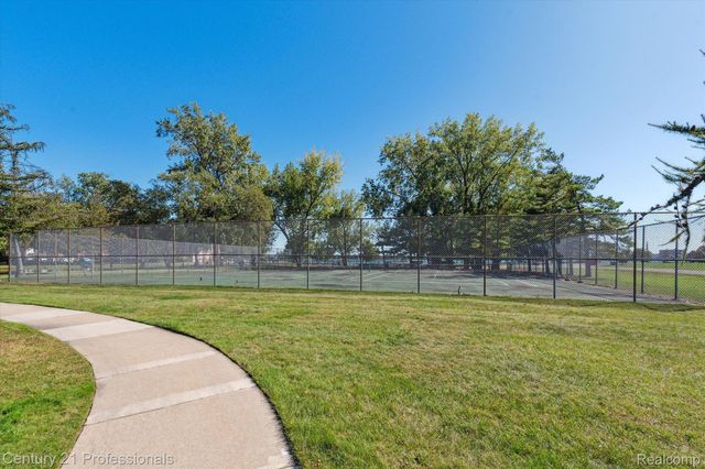 3320 SPINNAKER Lane 11B, Detroit, MI 48207