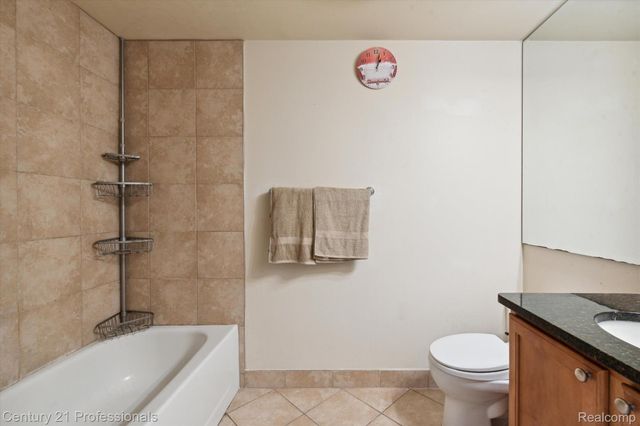 3320 SPINNAKER Lane 11B, Detroit, MI 48207
