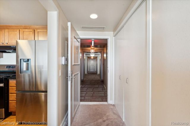 3320 SPINNAKER Lane 11B, Detroit, MI 48207