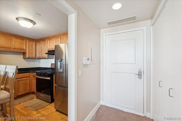 3320 SPINNAKER Lane 11B, Detroit, MI 48207