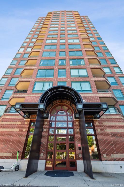 3320 SPINNAKER Lane 11B, Detroit, MI 48207