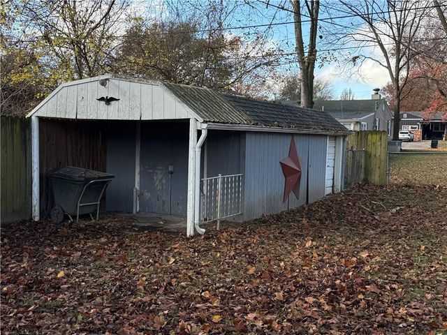 104 Warwick Road, Coffeyville, KS 67337