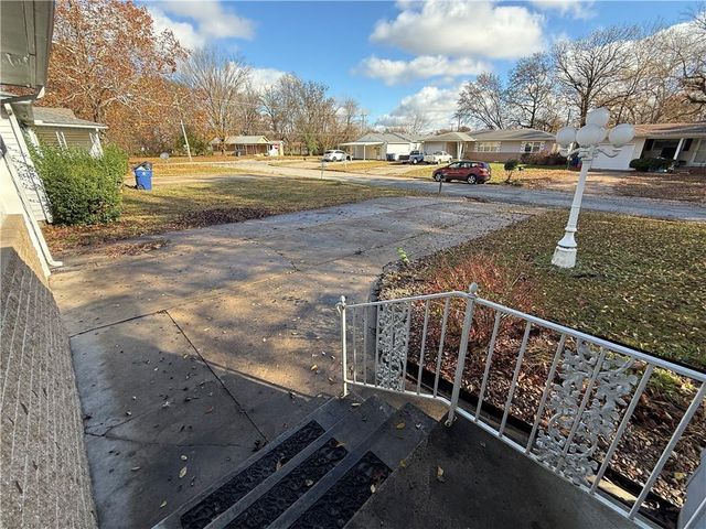 104 Warwick Road, Coffeyville, KS 67337