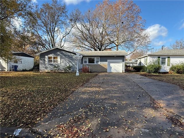 104 Warwick Road, Coffeyville, KS 67337